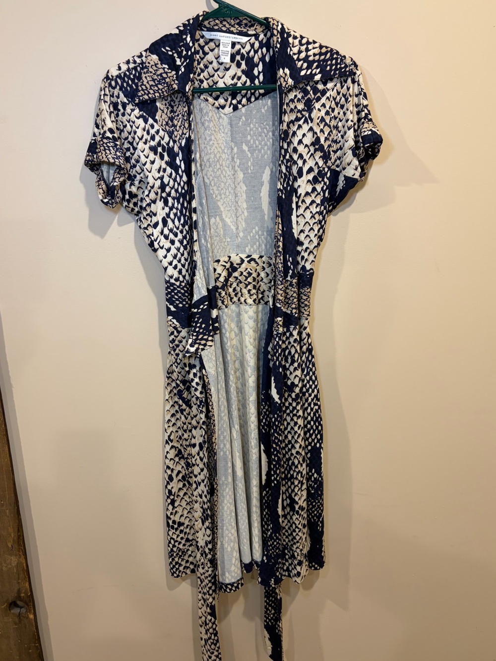 Diane von Furstenberg 100% Silk Snake Print Wrap Dress Size 6 Navy & Ivory - Picture 4 of 7